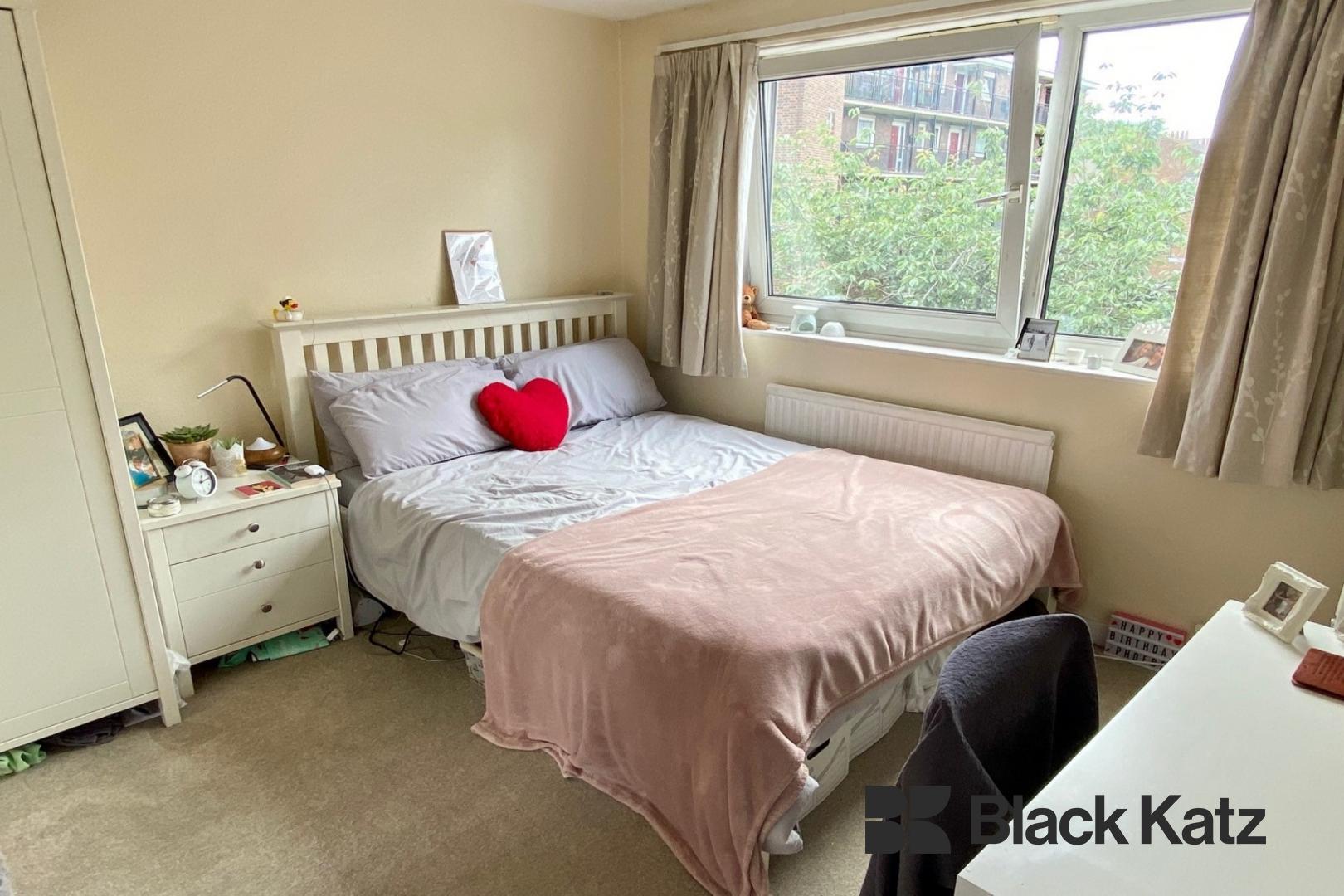 Spacious, bright and airy four bedroom split level accommodation Yaldham House Old Kent Road, Borough/London Bridge